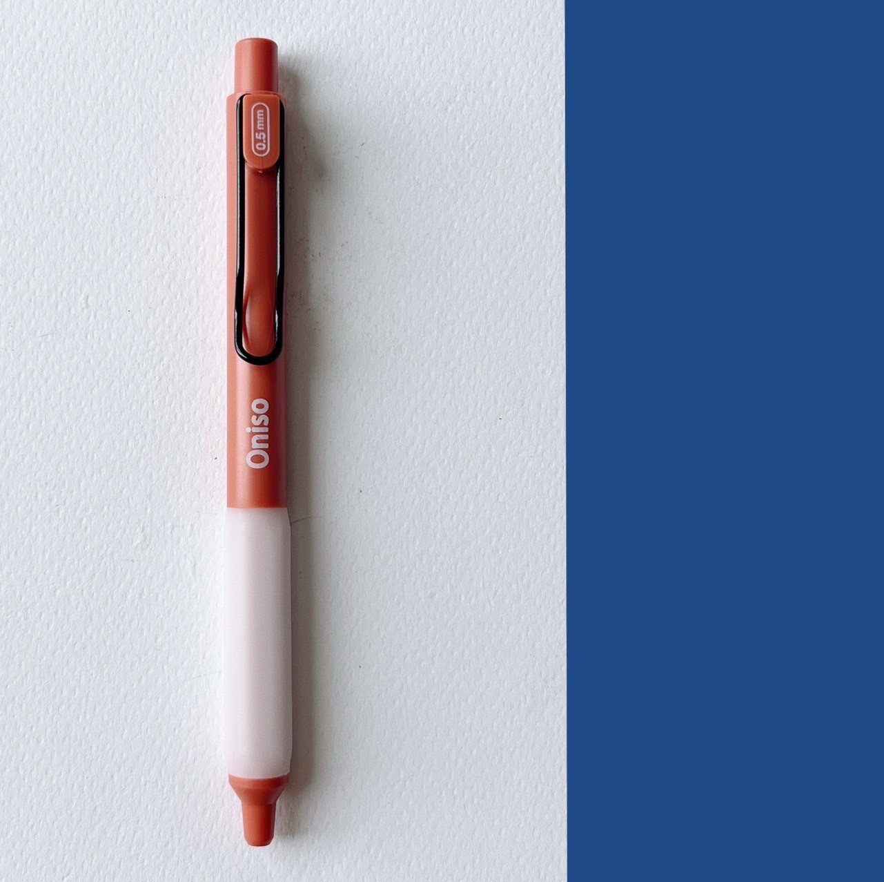 ปากกาเจลหัวลูกลื่น 2 ชั้น Oniso Gel Pen 0.5 MM ปากกาเจลแห้งไว รุ่น 9133 กับ Oniso Cosy